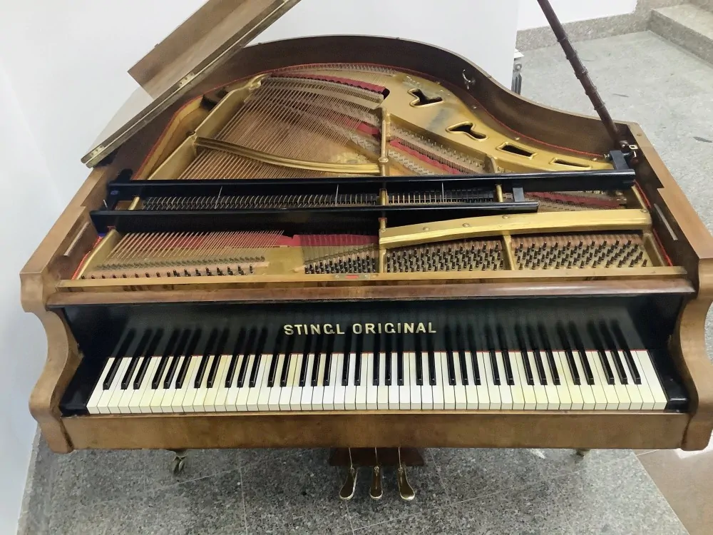 Klavir Stingl poslije djelomične restauracije